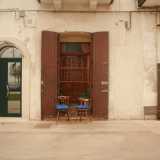 L'ingresso della casa di Angela come appare ora, dopo che alcuni molesi hanno presentato un esposto lamentandosi della difficolt� del passaggio causata dall�ingombro delle piante 